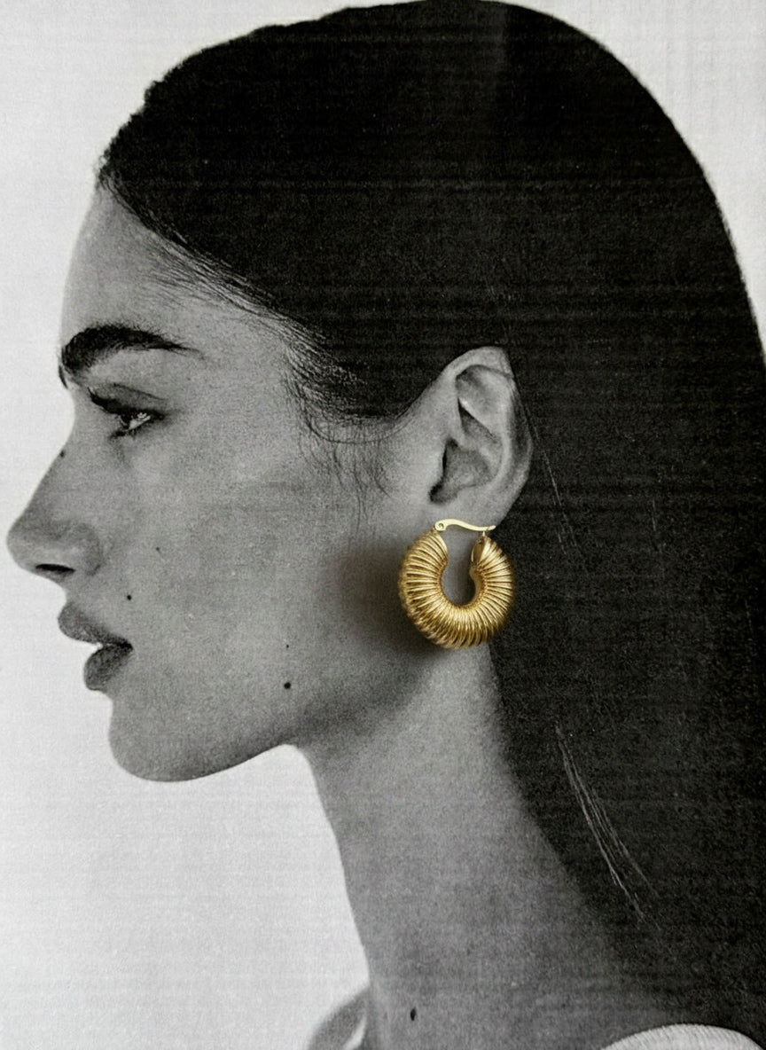 GILDED RIBBED HOOPS